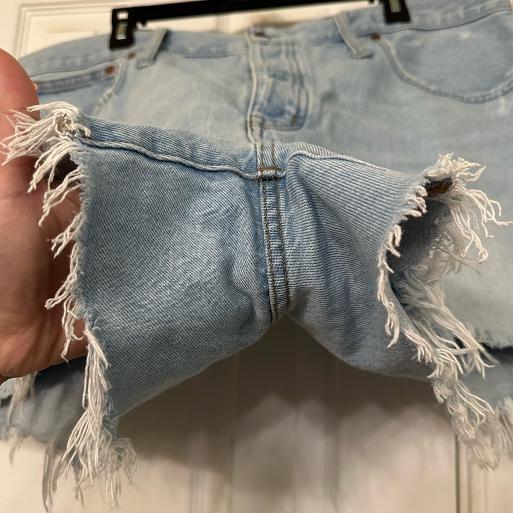 Madewell Shorts Womens Sz 33 Relaxed Denim Raw Hem Button Fly Light Wash Casual - Picture 5 of 7